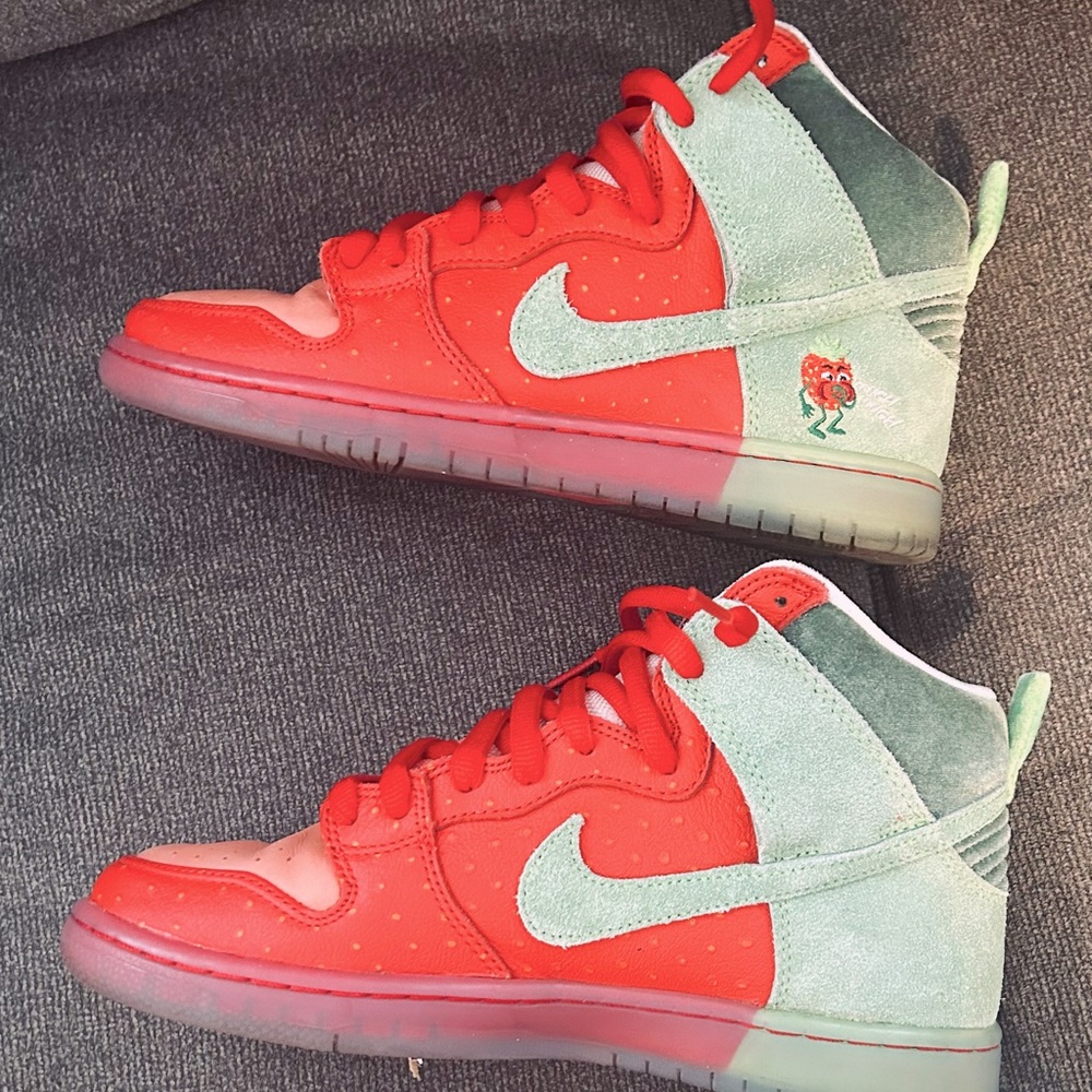 Nike SB Dunk - Strawberry Cough Shoe Size 9 Men’s